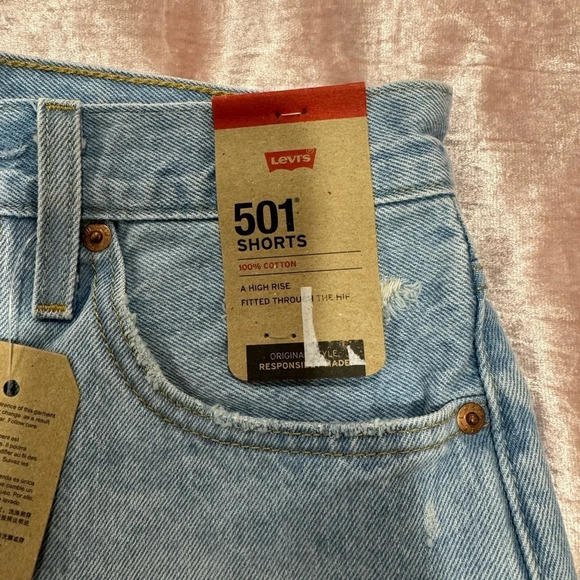 Levi's 501 High Waist Distressed Mom
Shorts - Light Wash numerous sizes - Picture 8 of 8
